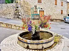 Fontaine au centre du village de Quérigut.