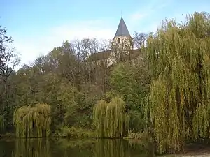 L'église vue du bassin.