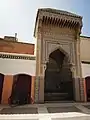 La fontaine monumentale de la zaouïa, faisant face à l'entrée extérieure du sanctuaire dans la cour extérieure (dass)
