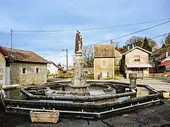 La fontaine octogonale Saint-Pierre.
