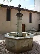 Fontaine de 1861, place de l’église, surmontée d’une boule, en faisant un symbole phallique.