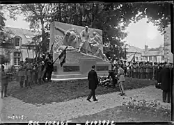 Doumergue déposant une gerbe au pied du monument lors de son inauguration.