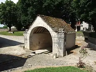 Le lavoir alimenté par la source.