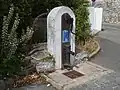 La fontaine de Kervozès, équipée d'une pompe.