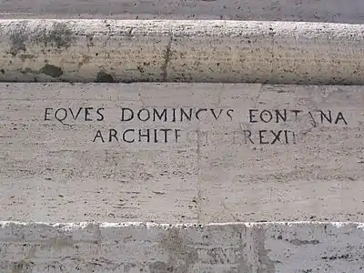 EQVES DOMINICVS FONTANA ARCHITECT EREXIT. Signature de Domenico Fontana sur le piédestal de l'obélisque du Latran.