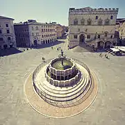 La Fontana Maggiore au milieu de la Piazza IV Novembre.