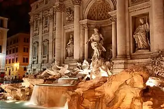 La fontaine de Trevi illuminée en soirée.