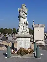Poilu étreignant le drapeau avec croix (monument aux morts)