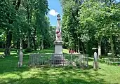 Le monument aux morts situé sur le bosquet du village