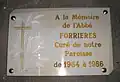 Plaque apposée dans l'église Saint-Clément à Fontiers-Cabardès en hommage à l'abbé Marcel Forrieres.