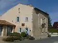 La bibliothèque municipale, dans une maison ancienne.