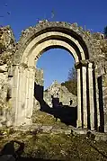 Archivolte d'entrée de l'église en ruines Sainte-Radegonde de Lussas-et-Nontronneau.