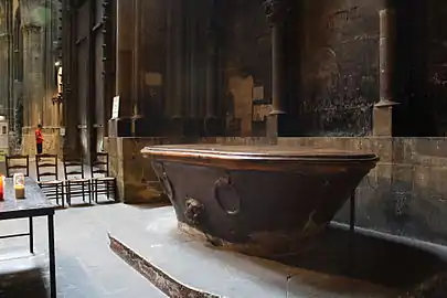 Fonts baptismaux cathédrale Saint-Étienne de Metz. En fait une ancienne baignoire romaine.
