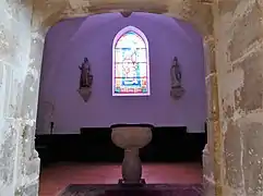 Les fonts baptismaux.