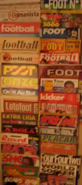 Photo d'une double rangée verticale d'une douzaine de magazines de football.