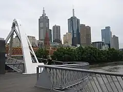 Skyline de Melbourne depuis le pont piétonnier sur la rivière Yarra