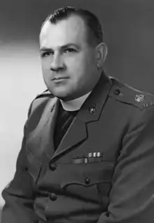 Portrait en noir et blanc d'un homme en uniforme militaire