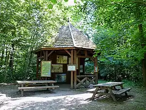 Kiosque d'informations dans la forêt.