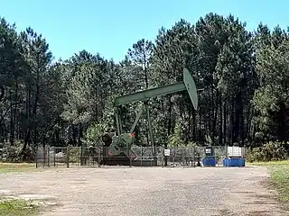 Forage pétrolier en activité au quartier Cabeil.