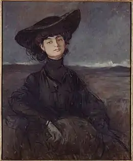 femme en buste peinte sur fond de ciel gris et paysage indistinct, vêtue de noir avec un grand chapeau 1900, l'air décidé
