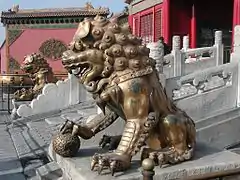 Couple de lions gardiens impériaux dans la Cité interdite datant de la dynastie Qing.