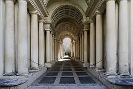 Trompe-l'œil architectural. La galerie du palais Spada à Rome.