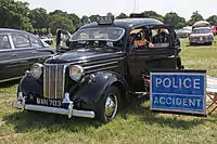 Ford Pilot V8 voiture de police berline, avec pare-brise ouvert.