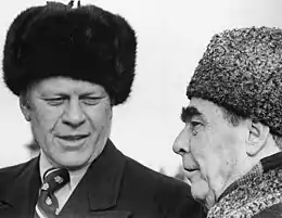 Léonid Brejnev (à droite) portant un papakha et Gerald Ford portant un ouchanka en 1974 à Vladivostok.