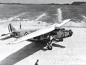 Ford Trimotor G-CYWZ de la Force aérienne du Canada à l'aéroport de Saint-Hubert en 1931.