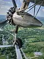 Détail d'un Ford Trimotor en vol.