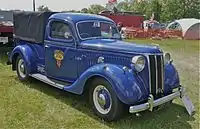 Ford Pilot V8 pick-up. Celui-ci a des enjoliveurs Ford américains non originaux.