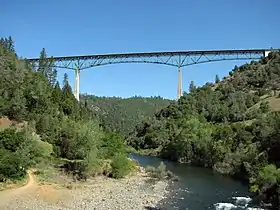 Pont de Foresthillvue depuis le canyon de l'American River