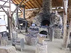 Forge au chantier médiéval de Guédelon.