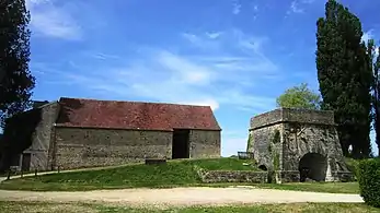 L'ancien haut-fourneau de 1742 et la grange transformée en maison du terroir.