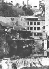 Vieille photographie de l'usine prise à la fin du XIXe siècle.