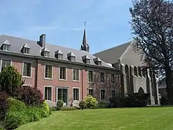 2005 : jardins, hôtellerie et église de l'abbaye Notre-Dame de Scourmont en activité.
