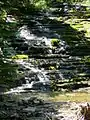 Cascade en escalier bordant le sentier de randonnée « La Chute »