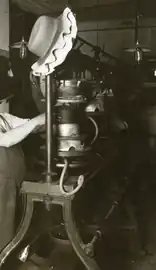 Formage d'un chapeau sur une machine, France, c. 1900.