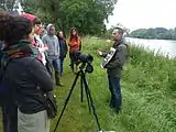 Stagiaire en formation au BPJEPS Éducation à l'environnement et au développement durable module : l'eau et le milieu naturel, dans une démarche expérimentale