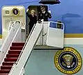 Nancy Reagan repartant en Californie sur Air Force One après les obsèques officielles de son mari, l'ancien président Ronald Reagan. Le sceau figure des deux côtés du fuselage et sur différents blasons dans l'appareil.