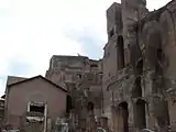 Vestiges de la bibliothèque avec les contreforts du Palatin.