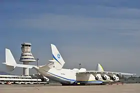 Avion Antonov An-225à l'aéroport de Vitoria-Gasteiz.