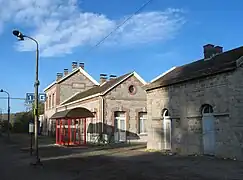 Quai de la halte. Au premier plan, l'ancien bâtiment des toilettes.