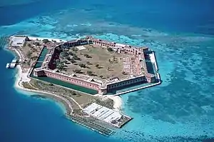 Le parc national de Dry Tortugas abrite les îles de Dry Tortugas, dans l'archipel des Keys (Floride) ainsi qu'une construction humaine hexagonale: le fort Jefferson