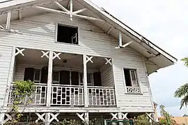 Détail de la façade principale et de son balcon.