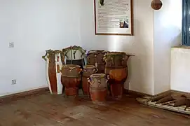 Intérieur du fort muséal et poteries typiques Nzema