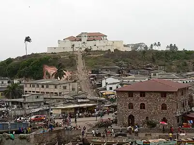 Fort Saint Jago, vu depuis Elmina et le Fort Saint-Georges.