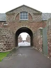 La porte intérieure qui relie la chapelle à la caserne du fort.