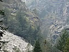 La galerie-Est dominant les gorges de Gondo et la route du Simplon.