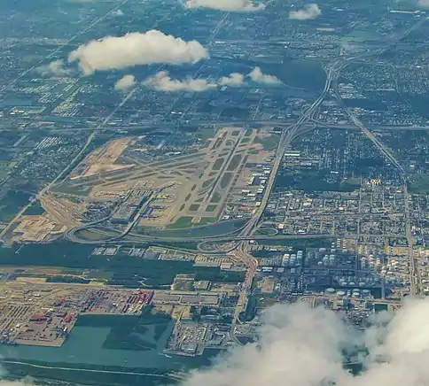 Vue aérienne de l'aéroport (2013).